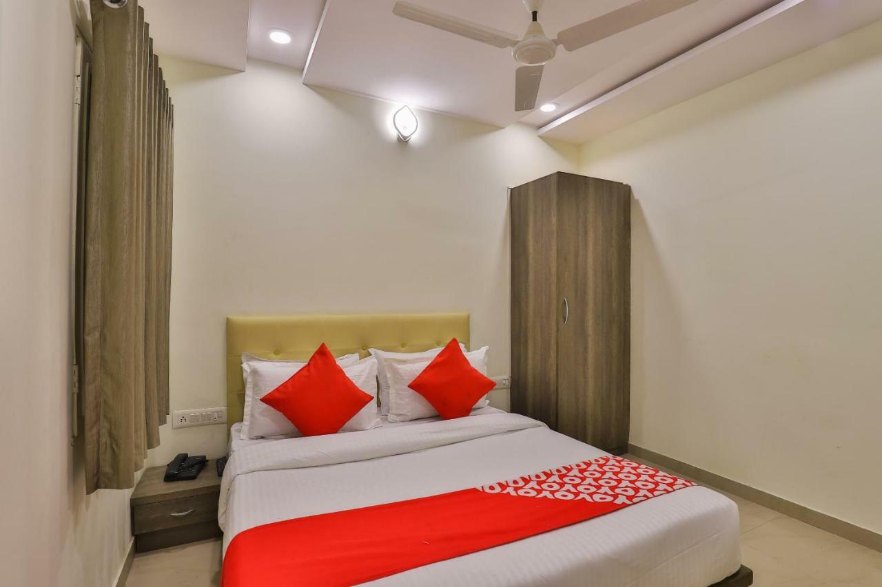 Oyo 26999 Hotel Sg Ahmedabad Exterior foto